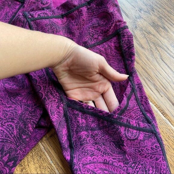 Lululemon Outrun 17" CropAntique Paisley Deep Fuschia Black / Black size 8 - Picture 11 of 13